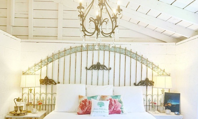 Cornelia Cottage | ❤️Helen, Ga! Perfectly Quirky Chandelier Cottage - 5 Stars Hurry! Book Now!