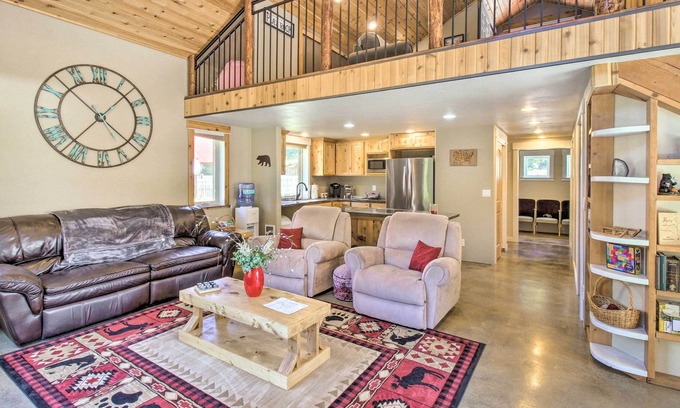 Helena Cabin | Helena Cabin w/ Mtn Views + Steps to Creek!
