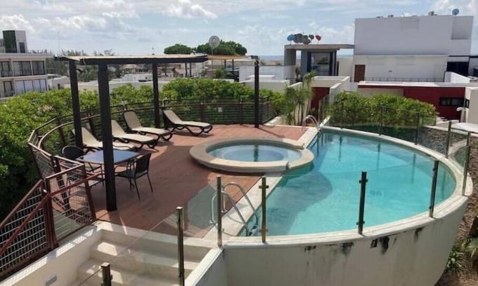 Downtown Villa | Heliko, 2 blocks from the beach!