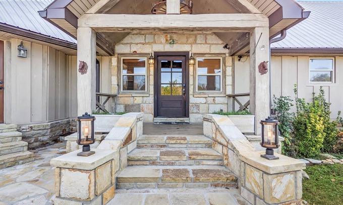 Mountain View House | Hell Creek Lodge ~ sleeps 26 near town on 150 acres