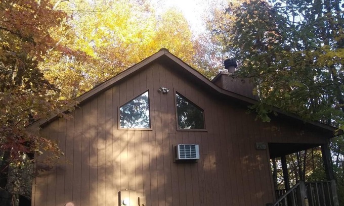Blairsville Cabin | Helton Falls Lodge-Squirrels Nest cabin