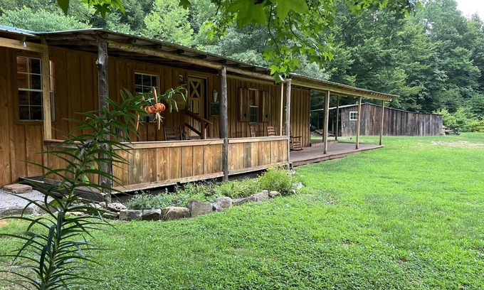 Elgin Cabin | Hemlock Hollow-Secluded wilderness cabin bordering Park