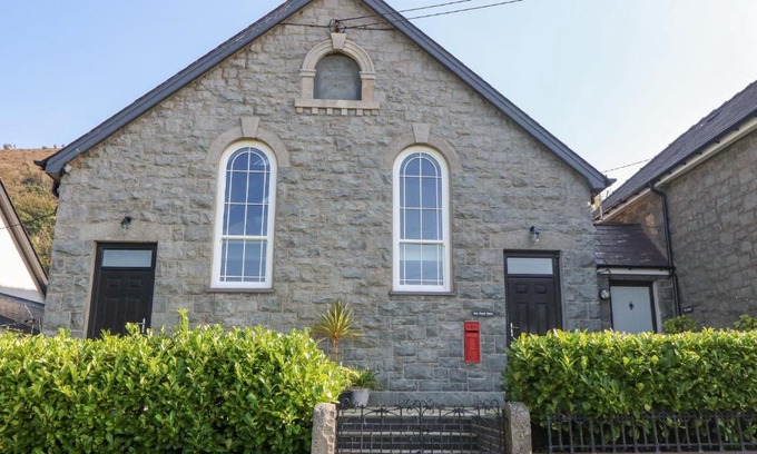 Gyrngoch House | Hen Gapel Seion