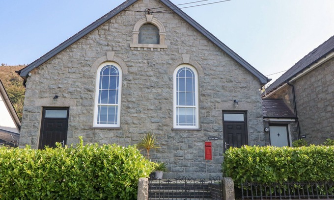Gyrngoch House | HEN GAPEL SEION, pet friendly, character holiday cottage in Trefor