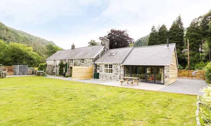 Dolgellau Cottage | HEN GELLIGEMLYN - THE ANNEXE, family friendly in Ganllwyd