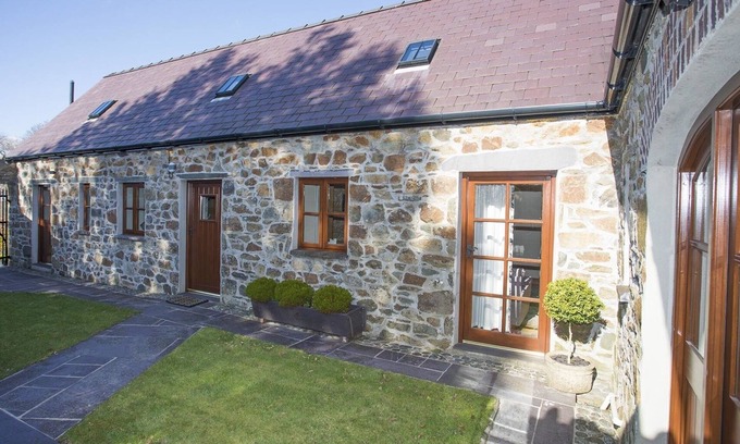 Llandwrog Cottage | HEN STABL LLANDWROG, family friendly, with open fire in Llandwrog