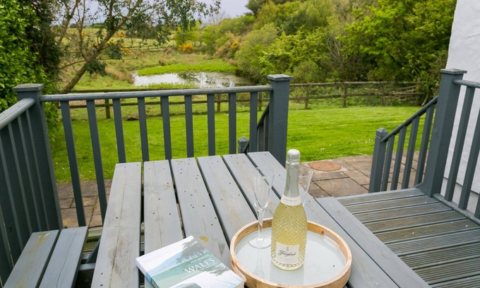 Llanerchymedd Cottage | Hen Tyn Y Mynydd - a dog that sleeps 6 guests in 3 bedrooms