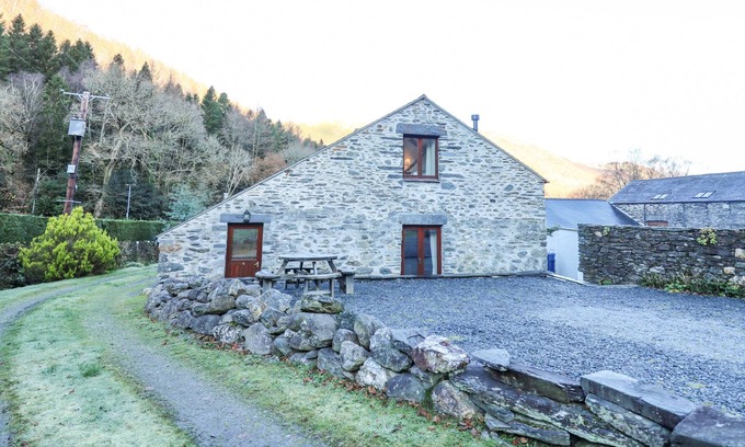 Abergynolwyn House | HENDRE BACH BARN, pet friendly, with open fire in Abergynolwyn