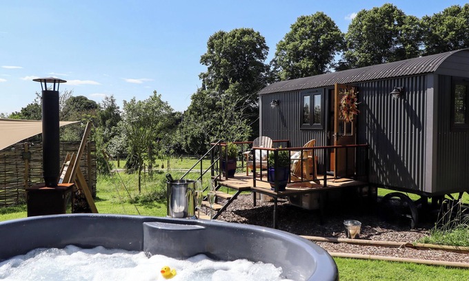 Retford Cottage | HERDWICK LUXURY GLAMPING, romantic, with hot tub in Nottingham