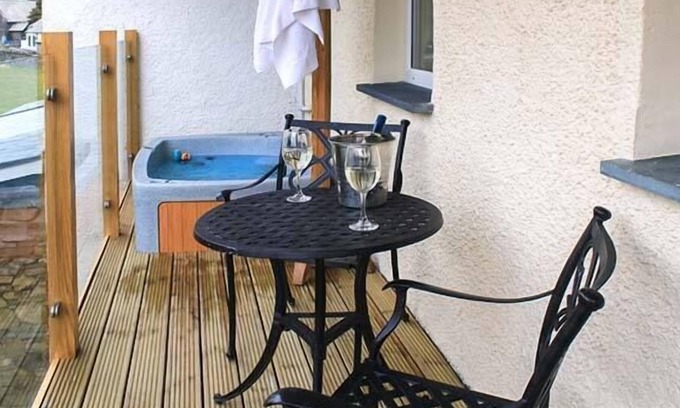 Torver Apartment | HERDWICK, pet friendly, with hot tub in Torver