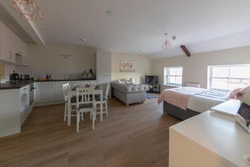 Hereford Apartment | Hereford City Centre - Apartment 9, Isabella House - Modern Apartment In The Heart of The City - Sleeps 4 Guests - Hosted by RENTMYHOUSE