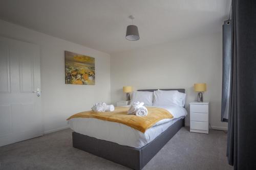 Hereford Apartment | Hereford - Kestrel House - 4 Bedroom House Close to City With Parking - Sleeps 7 - Suitable for Family Gatherings or Contractors With Vehicles - Hosted by RENTMYHOUSE