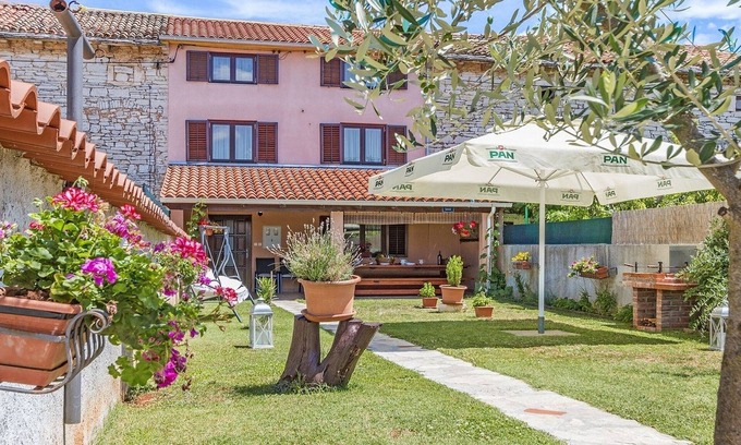 Orihi House | Heritage house in Orihi with an elegant garden