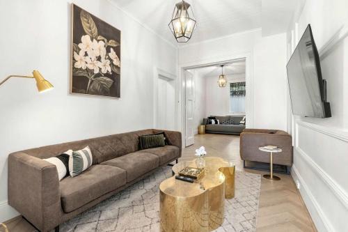 Pyrmont Apartment | Heritage Townhouse with Private Parking