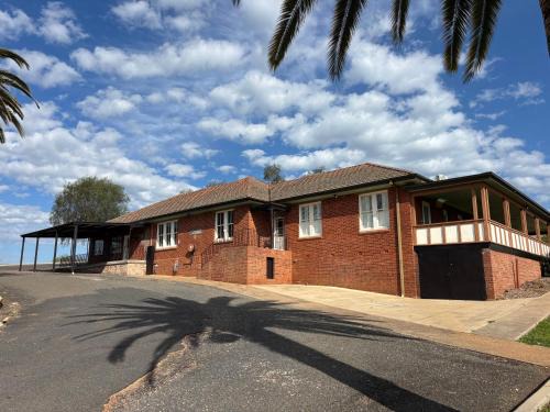 Wellington Hotel | Hermitage Hill Country Retreat