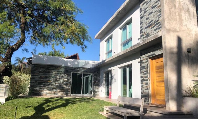 Villa Allende House | Hermosa Casa con Pileta cerca del Golf