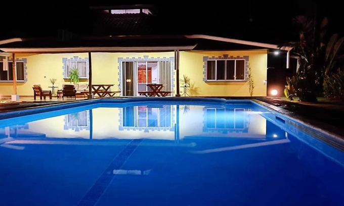 El Tanque House | Hermosa casa privada para 14 personas con piscina y hermosos jardines.