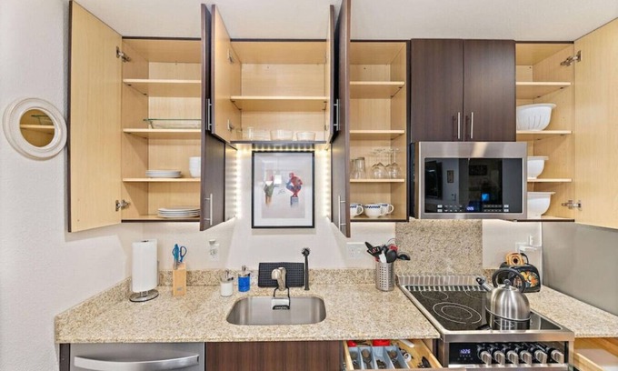 Prairie Village Apartment | ✪Hero HQ✪KING BD✪No Stairs!✪Fast Wifi✪Dedicated Covered Parking✪