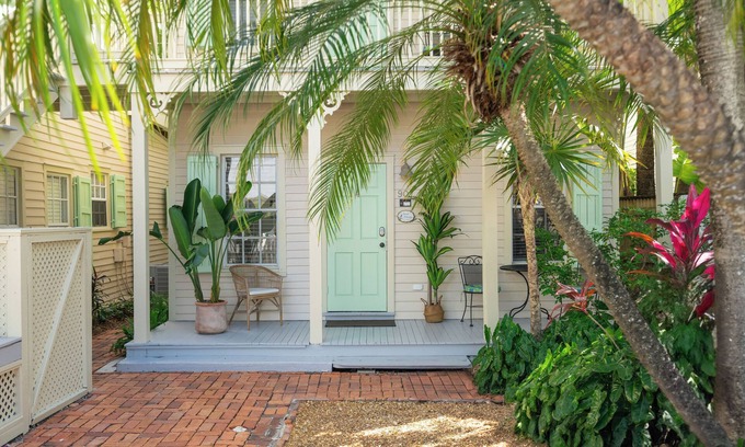 White Street Gallery District Apartment | Heron Hideaway