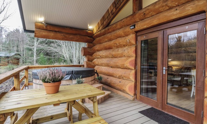 Inverness Cottage | HERON LODGE, pet friendly, with hot tub in North Kessock And Kilmuir