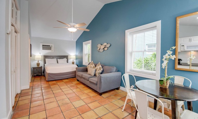 Uptown - Upper Duval Cottage | Heron Suite | Vibrant Retreat, Hot Tubs, Steps from Duval Street!