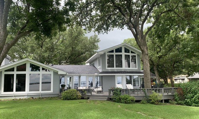 Cedar Creek Reservoir House | HGTV House on Open Water