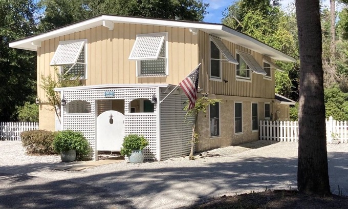 Folly Field Cottage | HHI COTTAGE 2 MIN WALK TO BEACH, 35' PRIVATE POOL, DOG FRIENDLY, ROOMY HOME