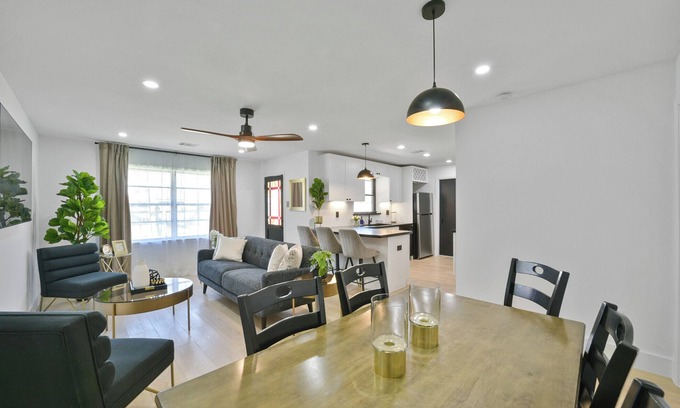 Garden Oaks House | Hialeah, Spacious, Pet Friendly