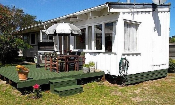 Whangamata Cottage | Hibiscus Cottage - Whangamata Bach