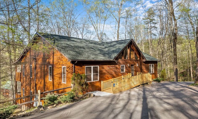 Gatlinburg - Pigeon Forge Cabin | Hickory Hollow Lodge