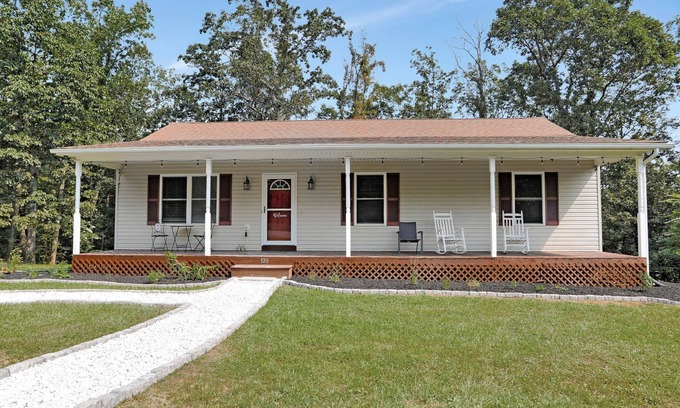 Mount Jackson House | Hickory House - Mountain home with Hiking, Wineries, Hot tub & more!