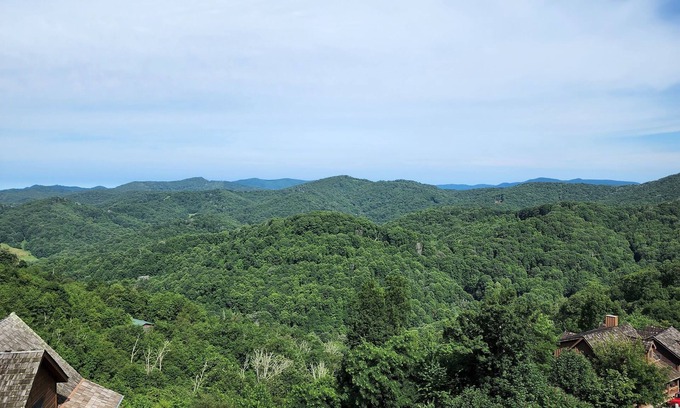 Wolf Laurel Cabin | HIDDEN CHALET GEM IN BLUE RIDGE MOUNTAINS,PETS.HOTTUB 4500 ELEVATION SKING OPEN