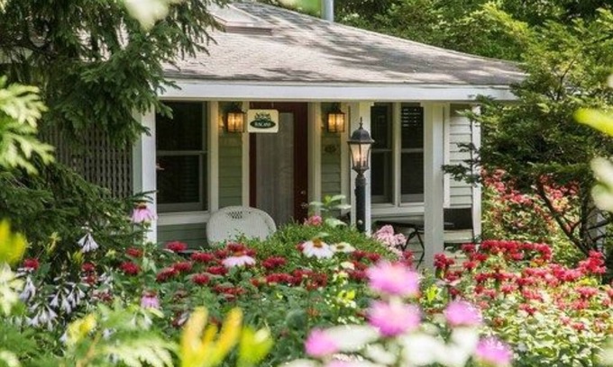 Saugatuck Bed & Breakfast | Hidden Garden Cottages & Suites
