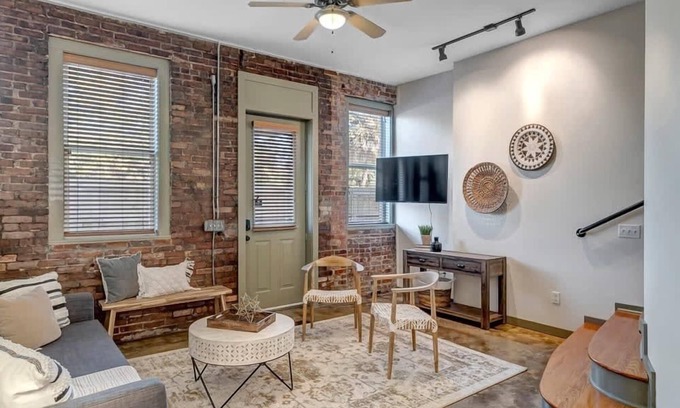 Springfield House | Hidden-Gem 2B Townhouse in Historic Springfield