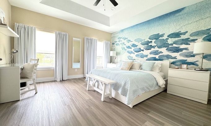 Gulf Breeze House | Hidden Gem Between 2 Beaches -Sleeps 6 -Pet Friendly!