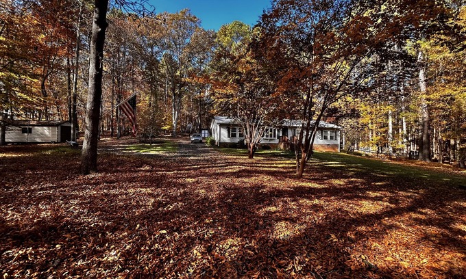 Durham House | Hidden Gem by The Eno River w/hot tub-4 miles from DUKE University and VAMC