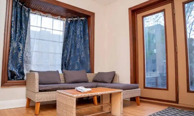 Welland House | HIDDEN GEM in THOROLD 20 min away from the falls /INDOOR HOT-TUB/SAUNA