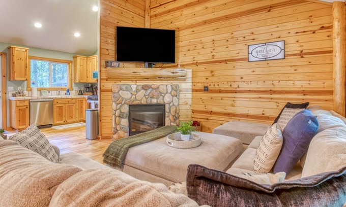 Brightwood Cabin | Hidden Gem of Mt Hood forest w/Private Hot Tub, Riverside Retreat.