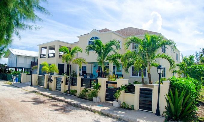 Inch Marlowe Bed & Breakfast | Hidden Gem - One of a Kind Villa with Ocean Views - close to Airport!