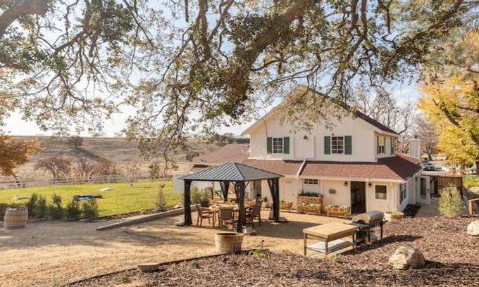 Paso Robles Cottage | Hidden Gem! Rural Location, mins from Paso center. English style farm cottage.