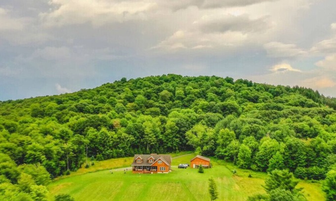 De Lancey House | Hidden Hollow spacious mountain retreatnBeautiful secluded, large yet cozy home