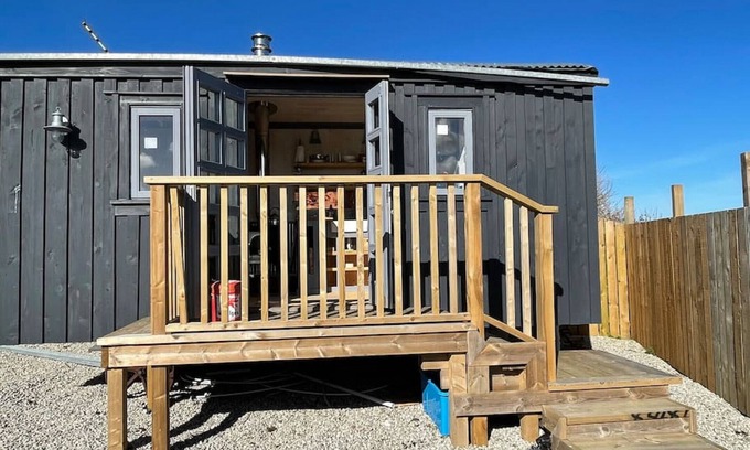 Tintagel RV Rental | Hidden Hut – Secluded Shepherds Hut Titagel