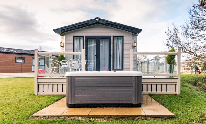 Allerthorpe Cabin | Hidden Jewel Lodge with Hot Tub
