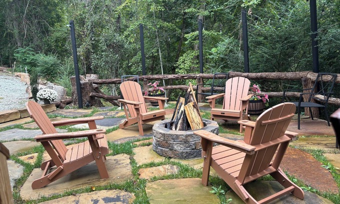 Wiley House | Hidden, Modern Cozy Cottage, Fire Pit, & Grill