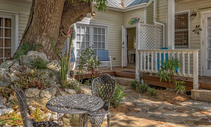 Old Town Cottage | HIDDEN OASIS 3 blocks from Duval
