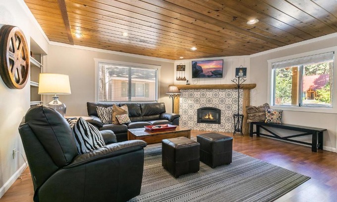 Sunnyside House | Hidden Willow at Tahoe Park - Cozy 2 BR Cabin, Walk to Dining, Near Skiing