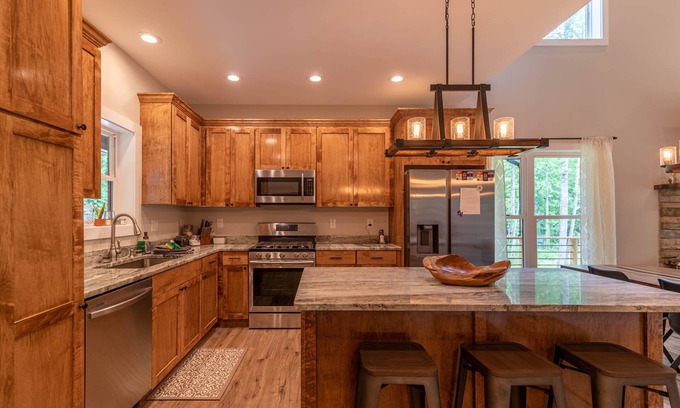 Frank House | Hideaway House- Modern Cabin with Disc Golf, Pickleball and hot tub