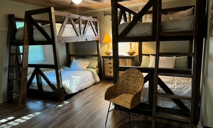 Guntersville House | Hideaway lake house! New! So cute! - Pet friendly!