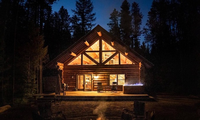 West Glacier House | Hideaway - West Glacier Log Home – Private Hot Tub
