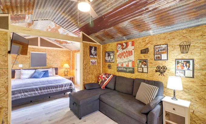 Higden Apartment | Higden Studio w/Private Deck < 1 Mi to Lake!